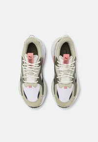 Sportovní tenisky s bílým, šedým a olivově zeleným svrškem, texturovanou tkaninou, tónovanými tkaničkami a růžovými akcenty na jazyku a straně.