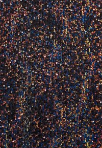 Tissu noir couvert de sequins multicolores, présentant des nuances de bleu, orange et or, créant une surface scintillante et texturée.