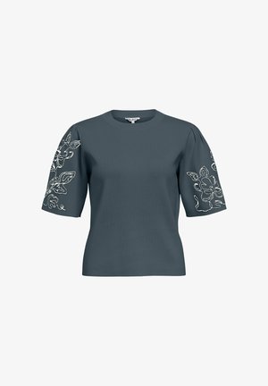 Haut gris foncé à manches courtes avec broderie florale blanche sur les manches et un col rond.