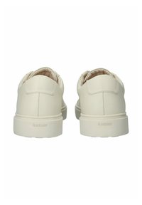 Witte leren sneakers met een gladde afwerking, ronde neus en gewatteerde kraag. Merkennaam "BLACKSTONE" geperst op de hiel.