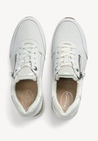 Sneakers bianchi in pelle con lacci e zip laterale. Presentano una punta strutturata e un colletto imbottito. Interno morbido con suola in gomma.