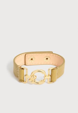 Tanlæderarmbånd med tekstureret mønster og gyldent rundt spænde, der lukkes med to trykknapper.