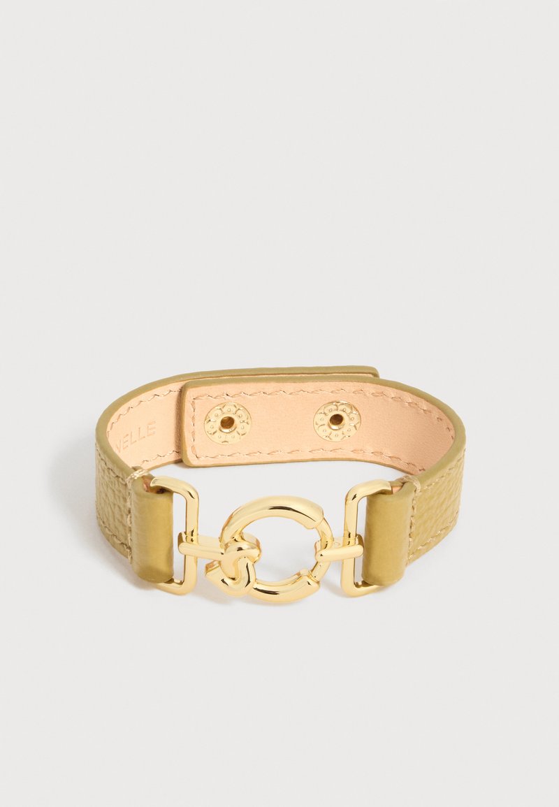 Βραχιόλι από δέρμα σε μαύρο χρώμα με υφή και χρυσή κυκλική αγκράφα που κλείνει με δύο κουμπιά πατιλέτας.