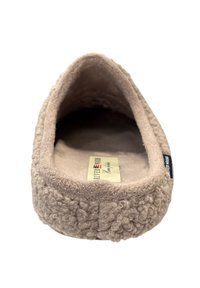 Beige slipper met een pluizige, lussenstructuur. Afgerond gesloten tenen ontwerp. Zachte binnenvoering en minimale branding aan de zijkant.