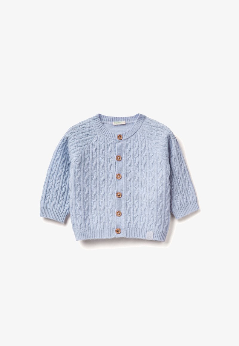 Světle modrý pletený kardigan s kabelovým vzorem, kulatým výstřihem a dřevěnými knoflíky po přední straně. Krátké rukávy ve stylu raglán.