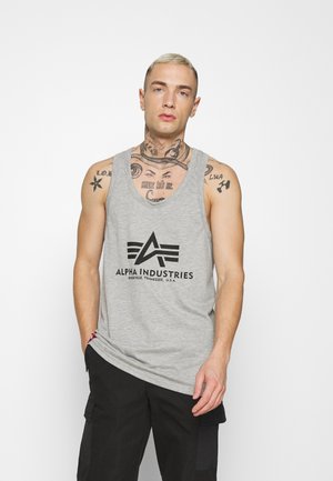 Grå tanktop med et sort "Alpha Industries" logo og geometriske detaljer, rund halsudskæring og casual pasform. Båret med sorte cargo bukser.
