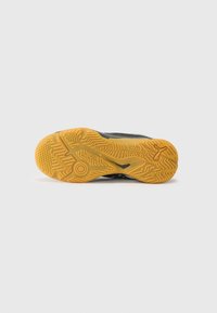 Schwarze SportSchuhsohle mit einer strukturierten gelben Gumm oberfläche. Verfügt über Grip-Muster und ein kreisförmiges Akzent nahe der Ferse.