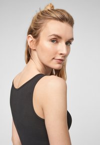 Schwarzes Tanktop mit weitem Ausschnitt und schmalen Trägern, enganliegendem Design, glatter Textur und minimalen Nähten auf der Rückseite.