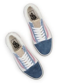 Sko med hvidt pelsfoder, ruskindsdetaljer i blå, pink og beige, med hvide snørebånd, lav-top design og en sål i sort.