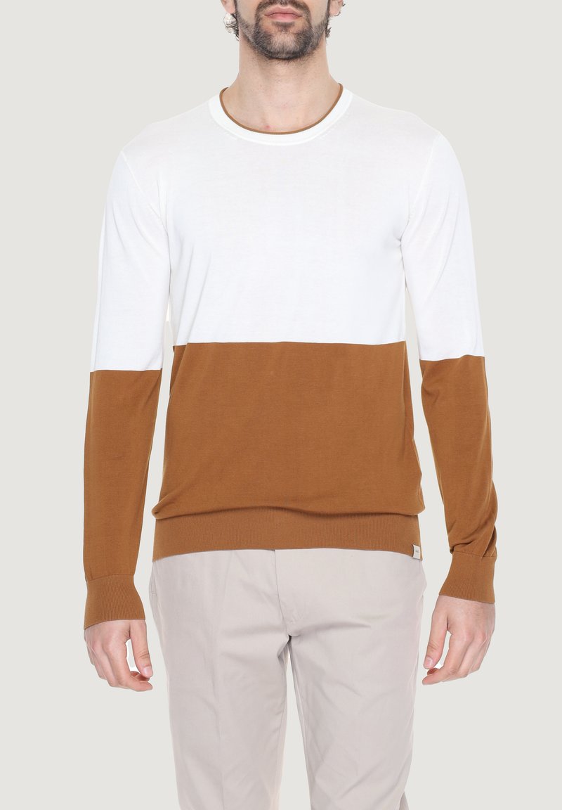 Maglione a maniche lunghe marrone e bianco con collo a girocollo, caratterizzato da un design a blocchi di colore e polsini a costine. Tessuto dalla texture liscia.