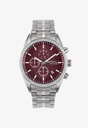 Montre en acier inoxydable avec un cadran texturé bordeaux, trois sous-cadrans, des index en heures blancs et une fenêtre de date, équipée d'un bracelet en argent.