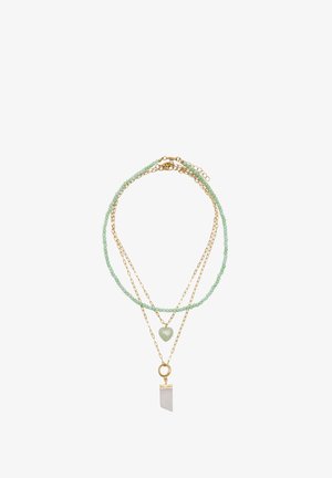 Złocona naszyjnik warstwowy z miętowymi koralikami, zawieszką w kształcie serca oraz prostokątnym amuletem o teksturowanym wykończeniu.