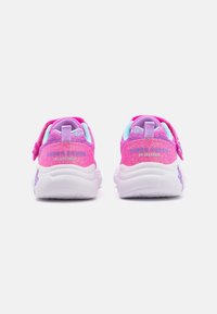 Tenisky Skechers s jasně růžovým a levandulovým designem, texturovaným svrškem, nastavitelného popruhem a robustní bílou podrážkou.