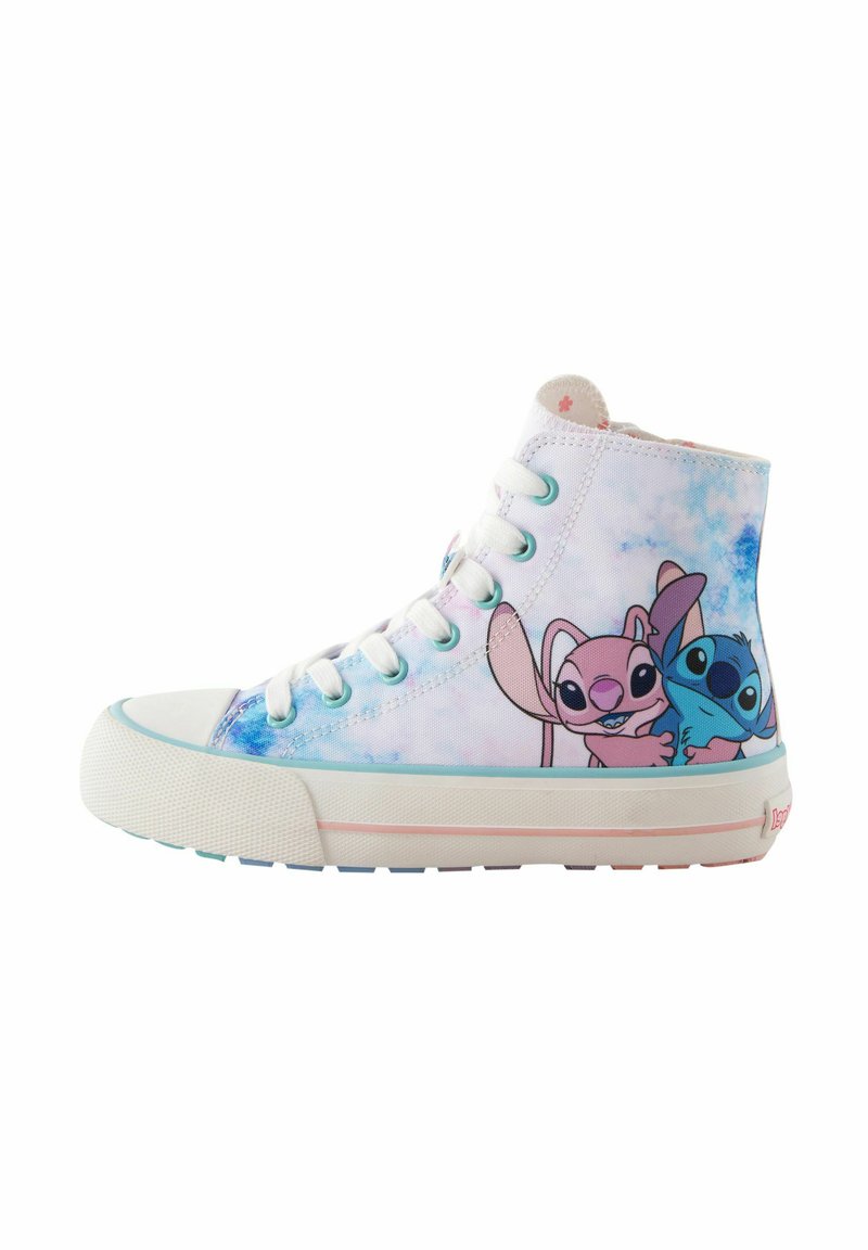 Sneakers in tela alta con un design tie-dye bianco e blu, caratterizzati da personaggi animati sui lati. Suole in gomma e lacci classici.