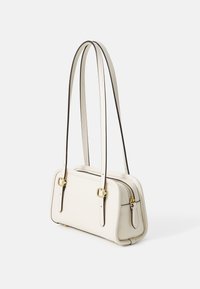 Sac à main en cuir blanc avec double fermeture éclair, deux fines bandoulières et accents en métal doré. Forme rectangulaire avec une finition texturée.