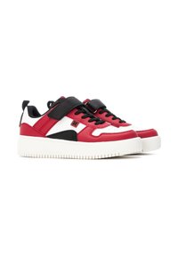 Zapatillas deportivas rojas y blancas con detalles en negro, con una parte superior de cuero suave, diseño con cordones y una suela de goma blanca texturizada.