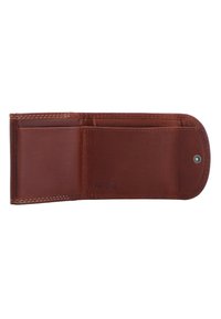 Pruun nahast rahakott avatud, näidates mitut kaardipesa ja sees on tembeldatud RFID kaitsetähis.