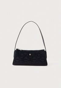 Sac à main en suède noir à la forme structurée, avec une fermeture zippée, un motif de couture décoratif, et une courte bandoulière.
