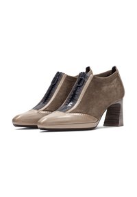 Stivaletti in suede marrone con una punta lucida color cammello, dettaglio con zip nera sul davanti e tacco a blocco texturizzato.