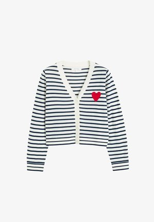 Navy en wit gestreepte cropped cardigan met lange mouwen, een V-hals, vijf knopen en een rode hart patch op de linkerkant van de borst.