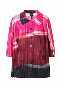 Giacca plissettata in vivaci tonalità di rosa e rosso con un effetto sfumato, dotata di colletto, bottoni neri e maniche a tre quarti.