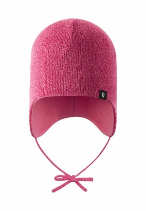Cappello lavorato a maglia di colore rosa con una parte superiore arrotondata, alette per le orecchie e cordino regolabile. Presenta una fodera interna liscia e un'etichetta di contrasto sul lato.