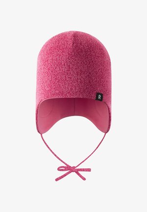 Cappello lavorato a maglia di colore rosa con una parte superiore arrotondata, alette per le orecchie e cordino regolabile. Presenta una fodera interna liscia e un'etichetta di contrasto sul lato.