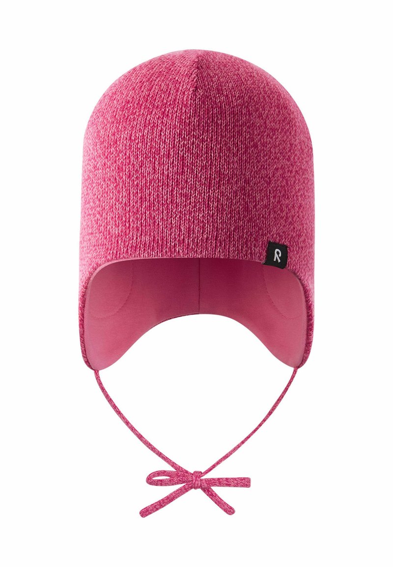 Różowa dzianinowa czapka z zaokrąglonym czubkiem, z uszami i regulowanym zapięciem. Posiada gładką wewnętrzną podszewkę oraz kontrastujący detal metki po boku.