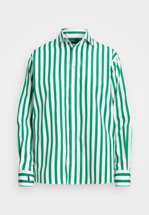 Chemise à manches longues avec rayures verticales vertes et blanches et un petit logo brodé sur le poignet gauche.