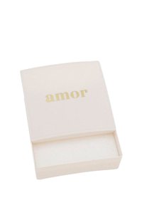 Krämfärgad smyckeslåda med ett böjt lock, pryd med ordet "amor" i guldtext; tomt inre med en mjuk textur.