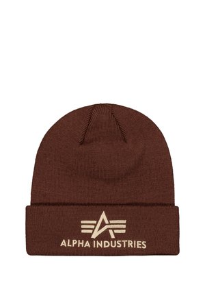 Bruine gebreide beanie met omgeslagen boord en het Alpha Industries-logo plus beige geborduurde tekst aan de voorkant.