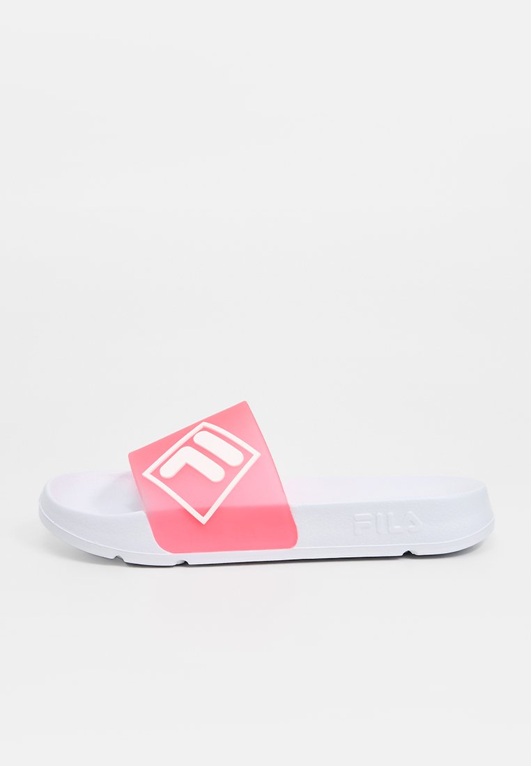 Sandale blanche avec une sangle transparente rose arborant un logo blanc. Semelle épaisse avec une texture mate, design simple.