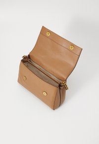 Borsa a tracolla in pelle marrone con una forma strutturata, bottoni a pressione dorati e un singolo scomparto. L'interno è foderato con un tessuto morbido.