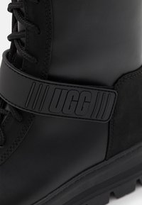 UGG Botas con cordones - black