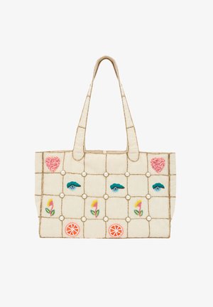 Bolso de tote bordado en tela crema, con motivos florales y ojos coloridos, acentos de perlas y un bordado en forma de rejilla. Forma rectangular con asas.