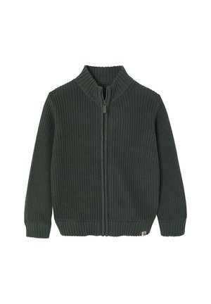 Strickjacke mit Reißverschluss in Dunkelgrün, ausgestattet mit einem hohen Kragen, gerippten Bündchen und Saum, sowie einem strukturierten Muster und minimalem Zubehör.