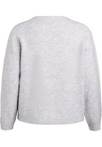 Pull en maille gris clair avec une coupe décontractée, col rond et poignets côtelés. Texture douce avec une finition lisse. Pas de motifs ou de pièces métalliques visibles.