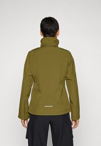 Oliven grønn softshell-jakke med høy krage, lange ermer og reflekterende stripe bak. Glatt tekstur, slim fit-design.