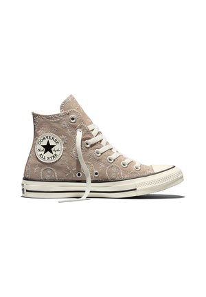 Beige hoge Converse All Star sneaker met witte veters, paisley-patroon en klassieke rubberen zool, zijaanzicht.