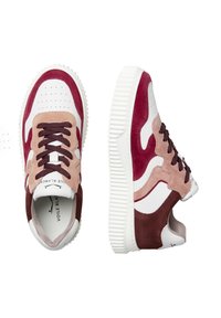 Sneaker in una combinazione di colori mauve, burgundy e bianco, realizzati in materiali scamosciati e in pelle, con punta perforata e suola bianca rigata.