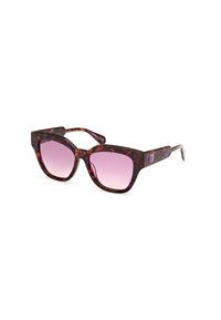 Gafas de sol carey con montura angular de gran tamaño; lentes degradados rosas; acentos laterales con el logo de la marca; textura suave.
