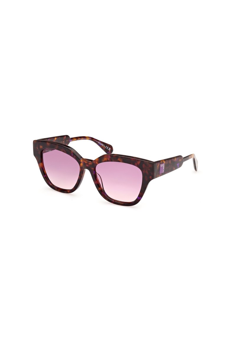 Gafas de sol carey con montura angular de gran tamaño; lentes degradados rosas; acentos laterales con el logo de la marca; textura suave.