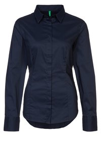 Granatowa koszula zapinana na guziki, wykonana z mieszanki bawełny; posiada kołnierzyk, długie rękawy oraz dopasowany krój z detalami szwów z przodu.