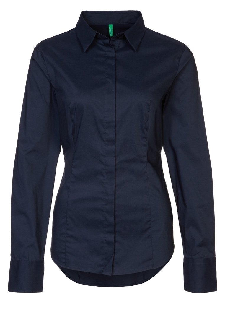 Granatowa koszula zapinana na guziki, wykonana z mieszanki bawełny; posiada kołnierzyk, długie rękawy oraz dopasowany krój z detalami szwów z przodu.