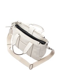 Jasnoszara skórzana torba z podwójnymi suwakami, srebrnymi elementami, krótkim uchwytem oraz odczepianym paskiem na ramię. Czarna podszewka.