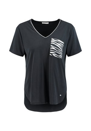 T-shirt noir manches courtes à col en V avec une poche poitrine rayée zèbre blanche et noire et un ourlet arrondi.