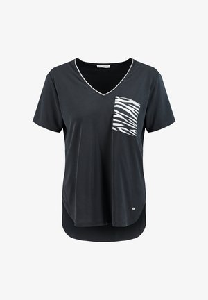 T-shirt noir manches courtes à col en V avec une poche poitrine rayée zèbre blanche et noire et un ourlet arrondi.