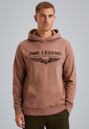 Sweatshirt à capuche marron avec poche kangourou, arborant un logo imprimé et un design d'ailes sur le devant. Tissu doux avec des poignets côtelés.