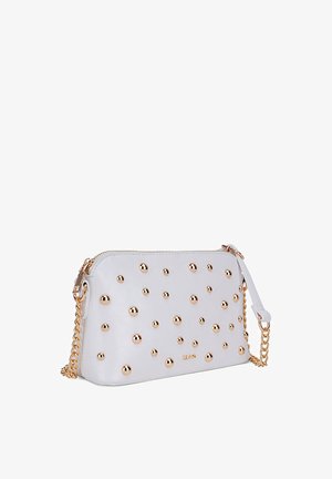 Bolso de mano de cuero blanco con cierre de cremallera, adornado con remaches en tono dorado, correa de cadena y una textura suave con acentos redondeados.