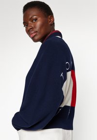 Tommy Jeans FLAG BADGE CARDIGAN - Kardigán - dark night navy
